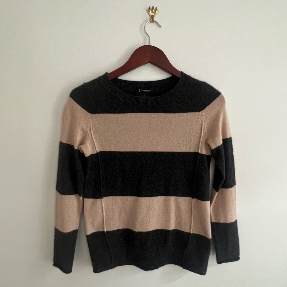 Bloomingdale’s cashmere soft gray and blush sweater in a perfect condition, XS